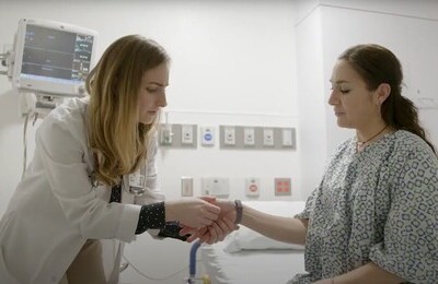 Кодирование Аквилонг в Петергофе Врач держит пациентку за руку